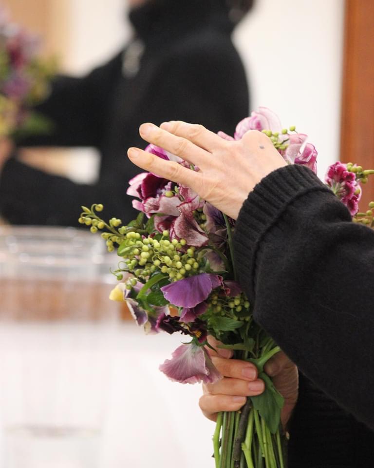 School はなのね 大分県大分市のフラワーショップです お客様のご要望に合わえたデザインを心がけ フラワーデザインスクールも行っています